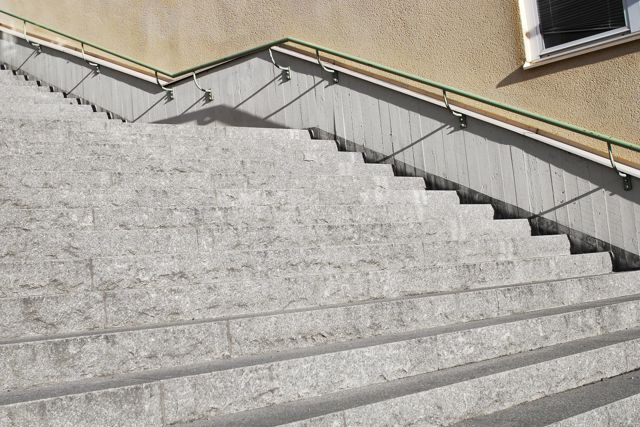 Miljöbild av blocksteg i granit.