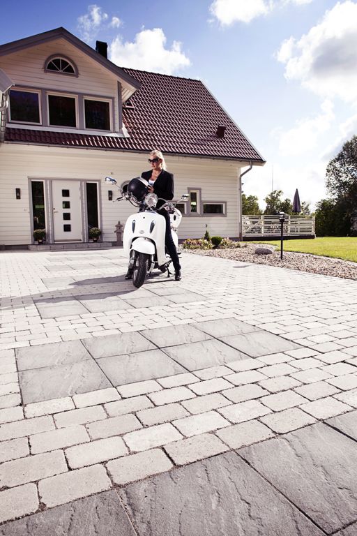 Miljöbild av S:t Eriks marksten Rustik i färgen naturgrå.