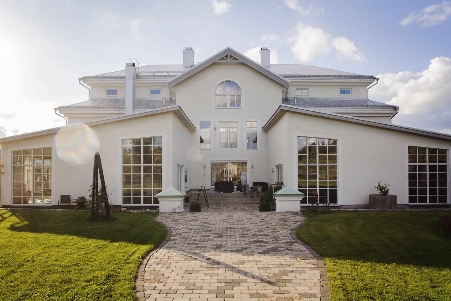 Miljöbild av S:t Eriks marksten Rustik i färgen naturgrå med inslag av stenar i antracit.