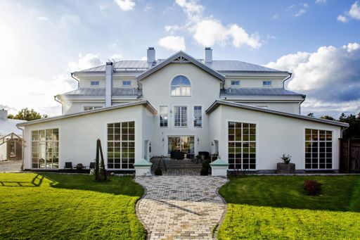 Miljöbild av S:t Eriks marksten Rustik i färgen naturgrå med inslag av stenar i antracit.