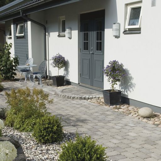 Miljöbild av S:t Eriks marksten Rustik i färgen naturgrå.