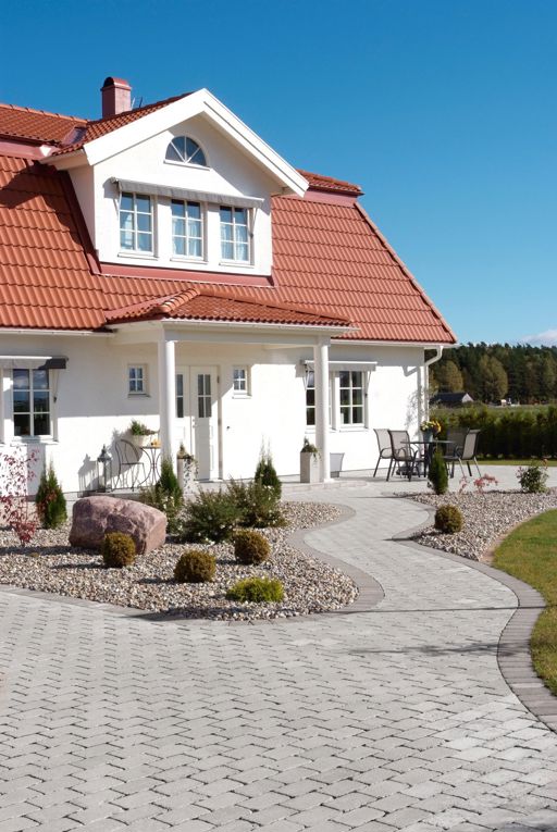 Miljöbild av S:t Eriks marksten Rustik i färgen naturgrå.