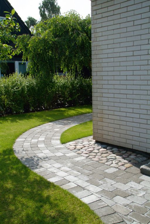 Miljöbild av S:t Eriks marksten Rustik i färgen naturgrå.