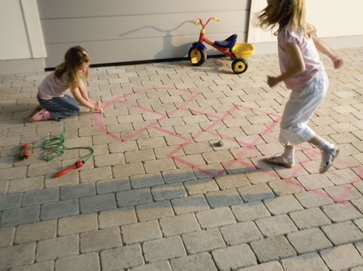 Miljöbild av S:t Eriks marksten Rustik i färgen naturgrå.