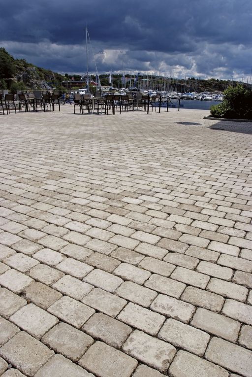 Miljöbild av S:t Eriks marksten Rustik i färgen naturgrå.