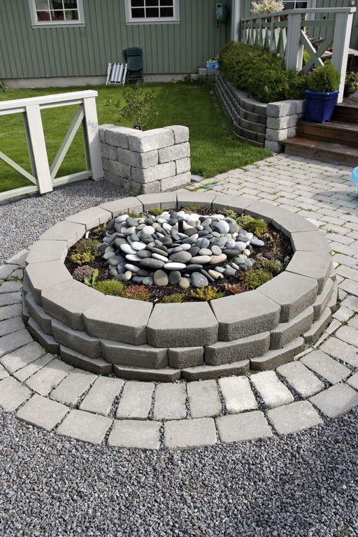 Miljöbild av S:t Eriks marksten Rustik i färgen naturgrå.