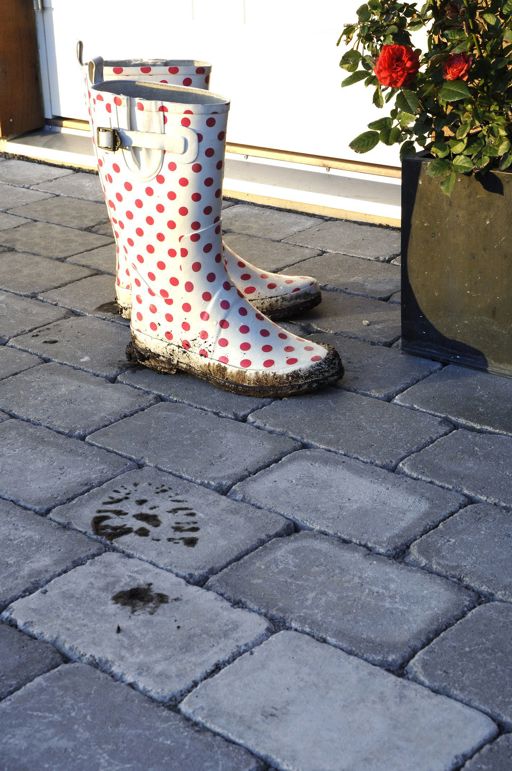 Miljöbild av S:t Eriks marksten Rustik i färgen antracit.