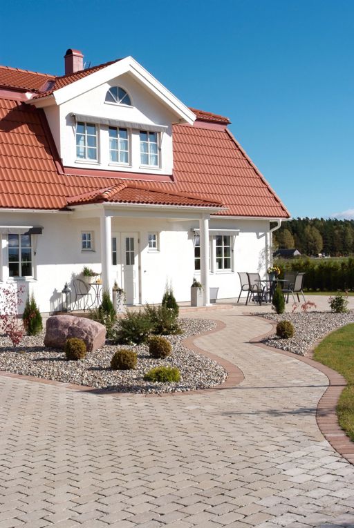 Miljöbild av S:t Eriks marksten Rustik i färgen sand med inslag av stenar i färgen terra.