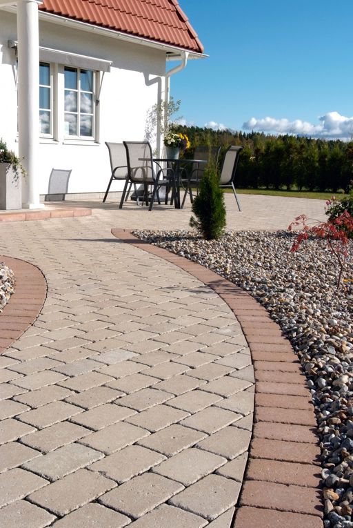 Miljöbild av S:t Eriks marksten Rustik i färgen sand med inslag av stenar i färgen terra.