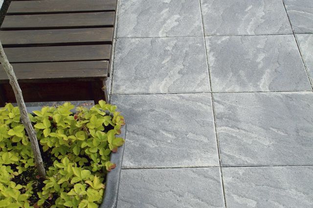 Miljöbild av plattan Structura i färgen Lava