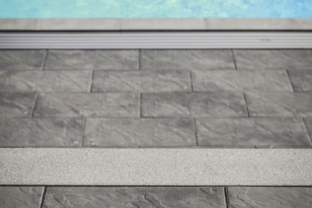 Produktfotografi av den stora rektangulära plattan Gerlo New Style med formatet 400x600x45 mm i färgen grå/svart.