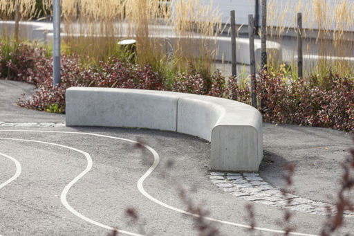 Outline-bänk i lekfull miljö