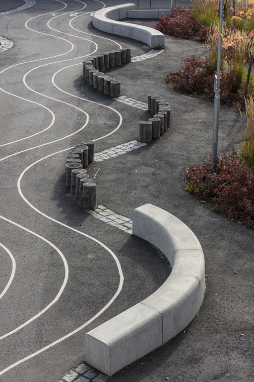 Flera Outline-bänkar bildar en ringlande orm