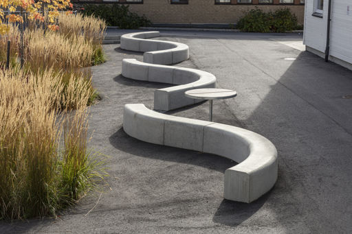 Flera Outline-bänkar bildar en ringlande orm