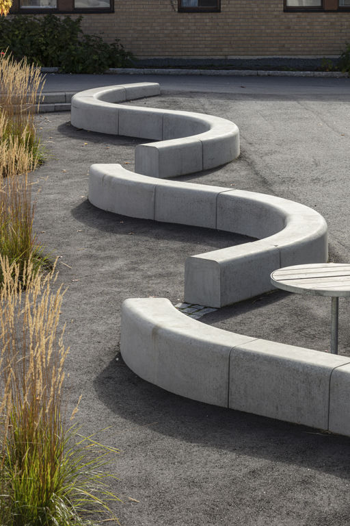 Flera Outline-bänkar bildar en ringlande orm