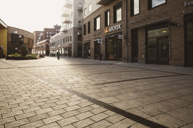 Miljöbild av den våtpressade Gränbyplattan på på plats i Gränby.