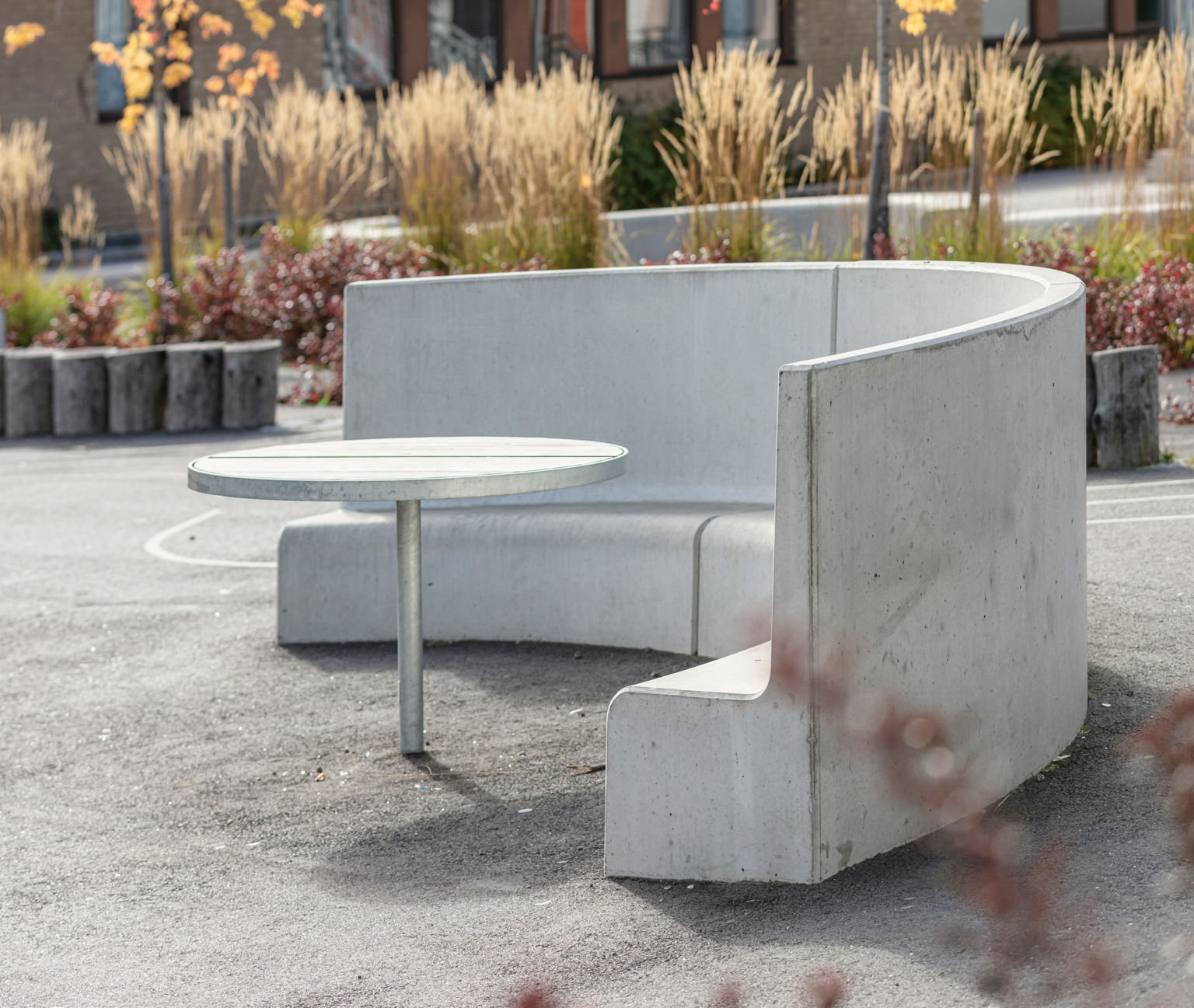 Tre Ulriksdals parksoffor ståendes i halvbåge i skolmiljö.