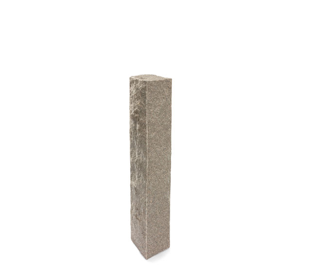 Produktbild på en stolpe i Bohus grå;granit. Stolpen har ett råkilat utförande och mäter 1300x250x250.