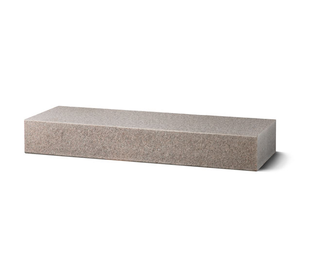 Produktbild på blocksteg i granit med flammad topp och front;i måtten 1500x350x170 mm och i färgen Bohus grå.