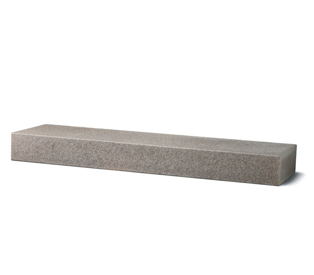 Produktbild på blocksteg i granit med flammad topp och råkilad front;i måtten 2000x350x150 mm och i färgen Bohus grå.