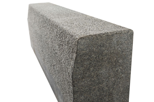 Granitkantsten GF1 i Porto grå granit;rak modell med tjocklek 170 mm – produktbild mot vit bakgrund.