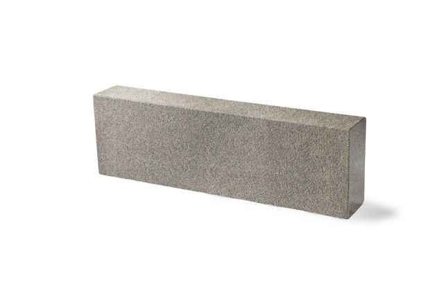 Produktbild på rak granitkantsten GV1 i Porto grå;med råhuggen yta för markavgränsning i offentliga miljöer.