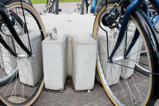 Cykelstället kuggen med cyklar parkerade i cykelstället.