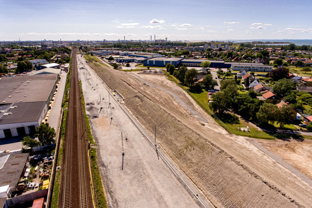 Fågelvy över ett arbetsområde där ny järnväg läggs.